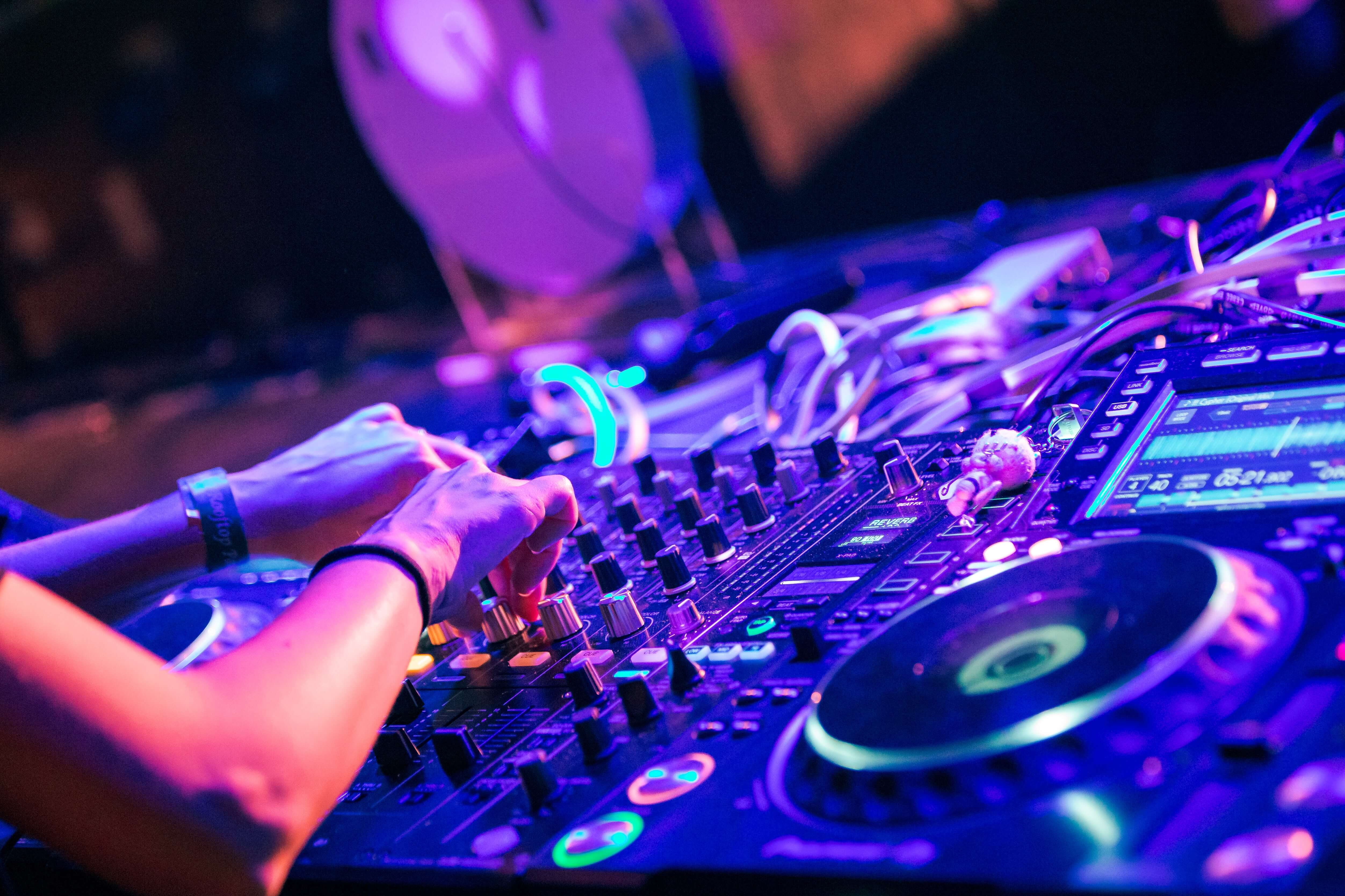 DJ Sixter : Le Maestro Musical vannetais qui Anime vos soirées et événements